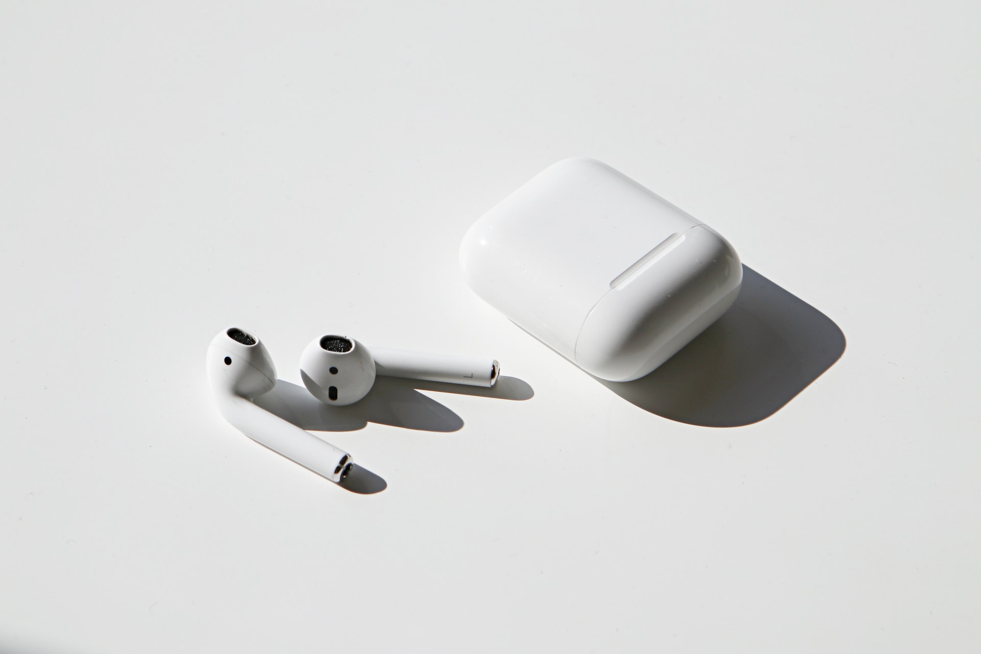 Apple презентовала новые наушники AirPods